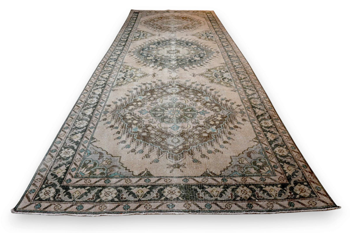 Brede zandbeige vintage Usak loper, handgeknoopt van wol met katoen, 390 x 145 cm – G811